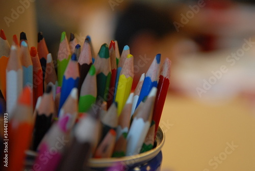 crayons de couleurs en milieu scolaire