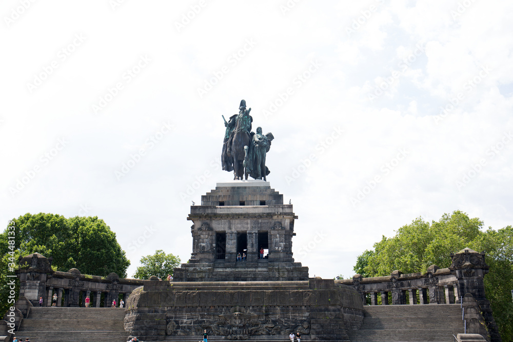 blick auf die statue an rhein mosel in koblenz deutschland blick auf die statue an rhein mosel in koblenz deutschland