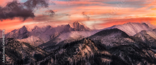 Zimowe Tatry Wysokie po zachodzie słońca, widok z Rusinowej Polany