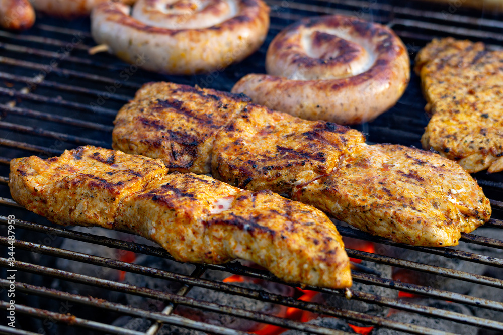 Grillwurst und Fleisch auf dem Grill Grillwurst und Fleisch auf dem Grill
