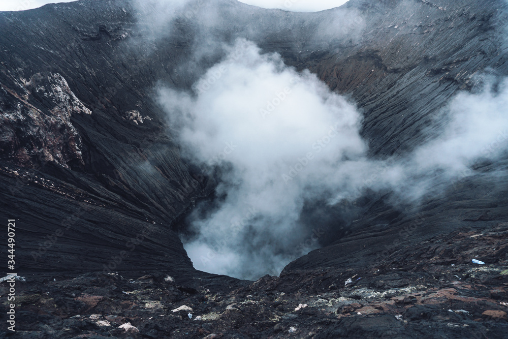 Obraz premium Photo of smoke volcano crater on Java island