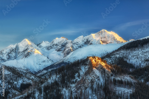 Szczyty Tatr Wysokich w promieniach zachodzącego słońca © Piotr Gołębniak