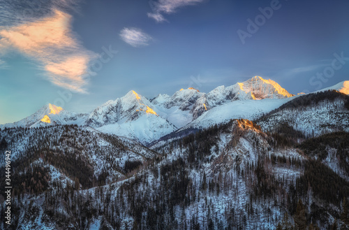 Obraz na płótnie Panorama na Tatry Wysokie z Rusinowej Polany po zachodzie słońca w salonie