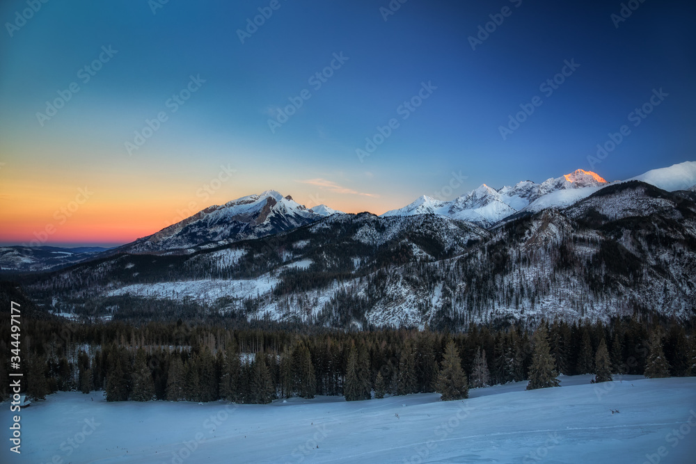 Panorama na Tatry Wysokie z Rusinowej Polany po zachodzie słońca