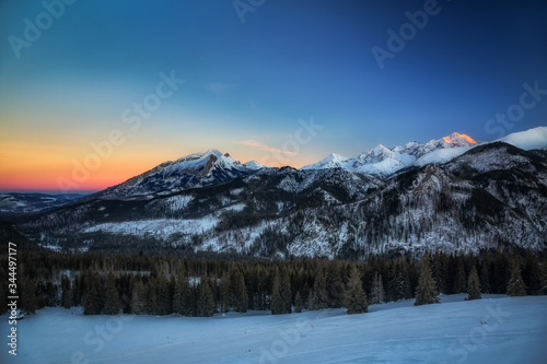 Obraz na płótnie Panorama na Tatry Wysokie z Rusinowej Polany po zachodzie słońca w salonie