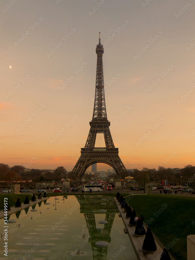 Obraz premium Eiffel tower at sunset viewed from Jardins du Trocadero in Paris, France.