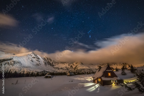 Betlejemka na Hali Gąsienicowej w Tatrach Wysokich w czasie gwieździstej zimowej nocy