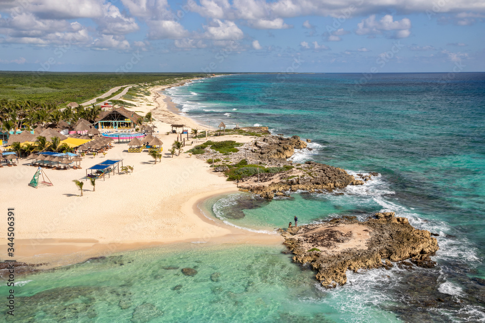 Obraz premium Widok z lotu ptaka na wspaniałą tropikalną wyspę z białym piaskiem na Morzu Karaibskim.