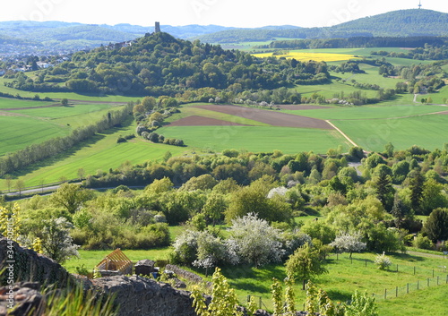 Landschaftsidyll mit der Burg Vetzberg