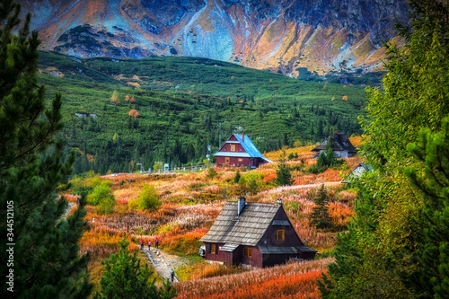 Szałasy na Hali Gąsienicowej w Tatrach w kolorach jesieni