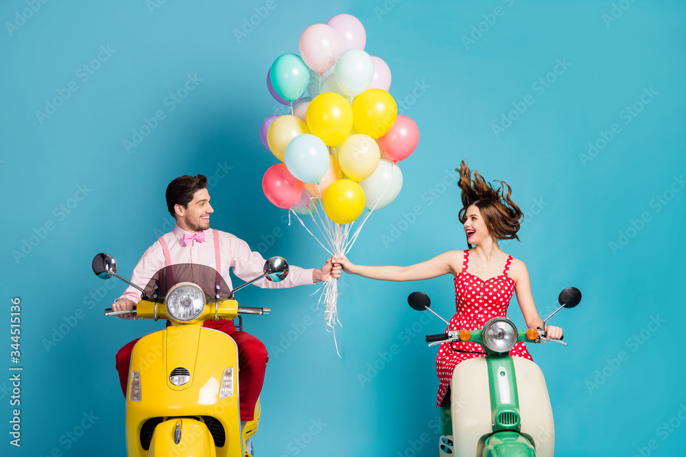 Φωτογραφία Photo of funny two people lady guy drive retro moped travelers hold hands many a