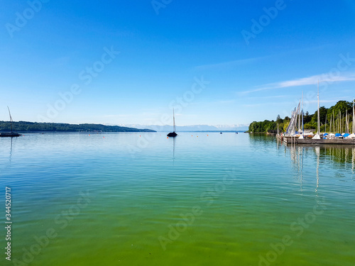 Starnberger See mit Segelboot und wolkenlosem Himmel