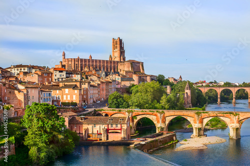 Fotografie Vue principale sur la Cathédrale d'Albi et des vieux ponts en briques