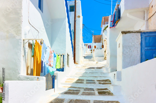 Fototapeta Naklejka Na Ścianę i Meble -  Old street with whitewashed houses in Mykonos