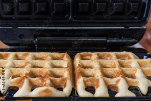 Waffel backen, Waffeln backen, Teig, Kücke, Hausarbeit  photo