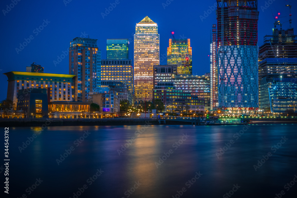Fototapeta premium Long exposure, Canary Wharf with new development in London at night