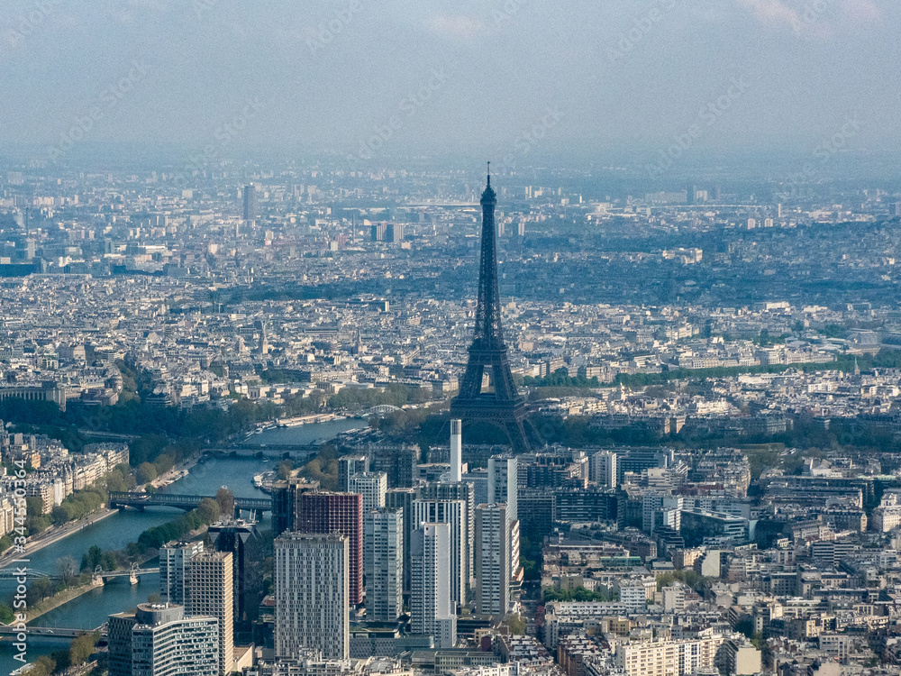 vue aérienne de la Tour Eiffel à Paris