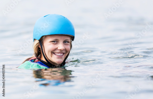 Junge Frau beim Wassersport