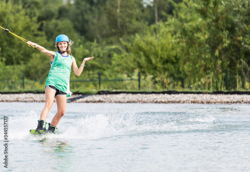 Junge Frau beim Wassersport