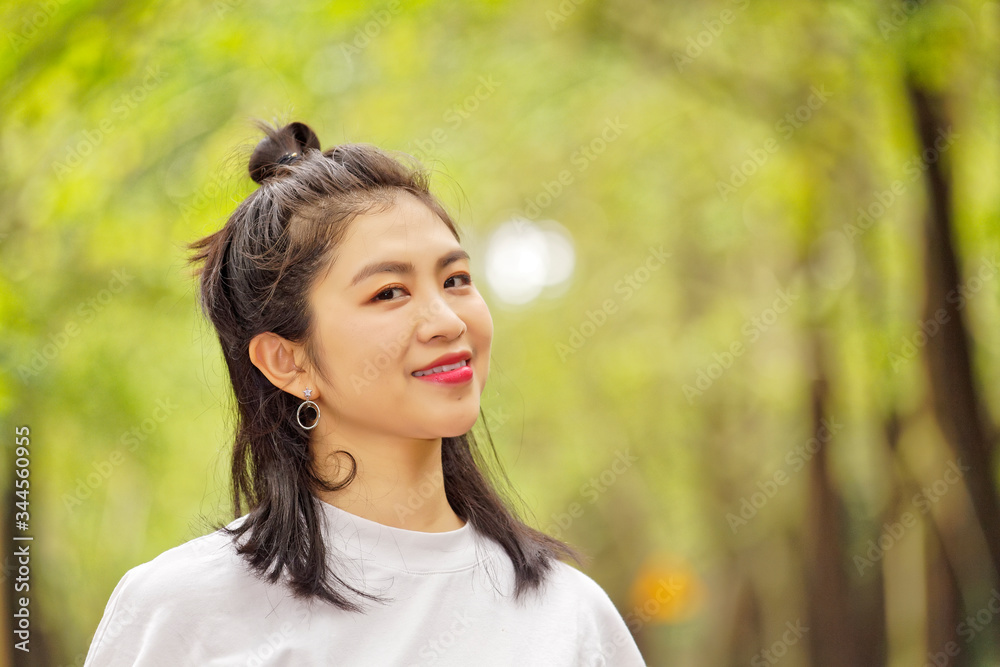 大自然中一个年轻女性面向镜头开心的微笑