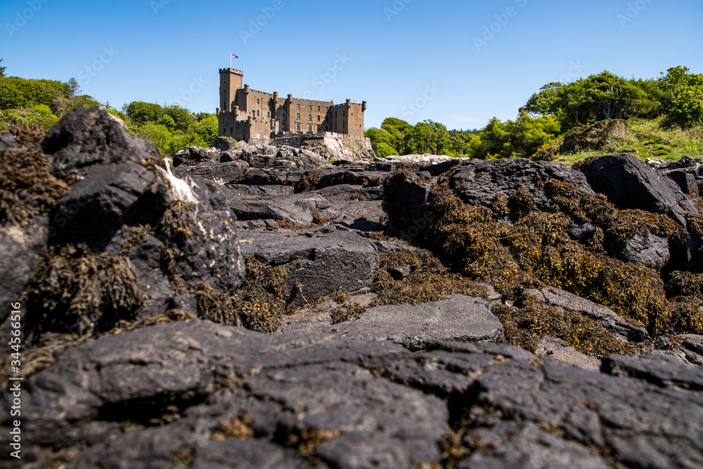 Il castello di Dunvegan ripreso dal basso