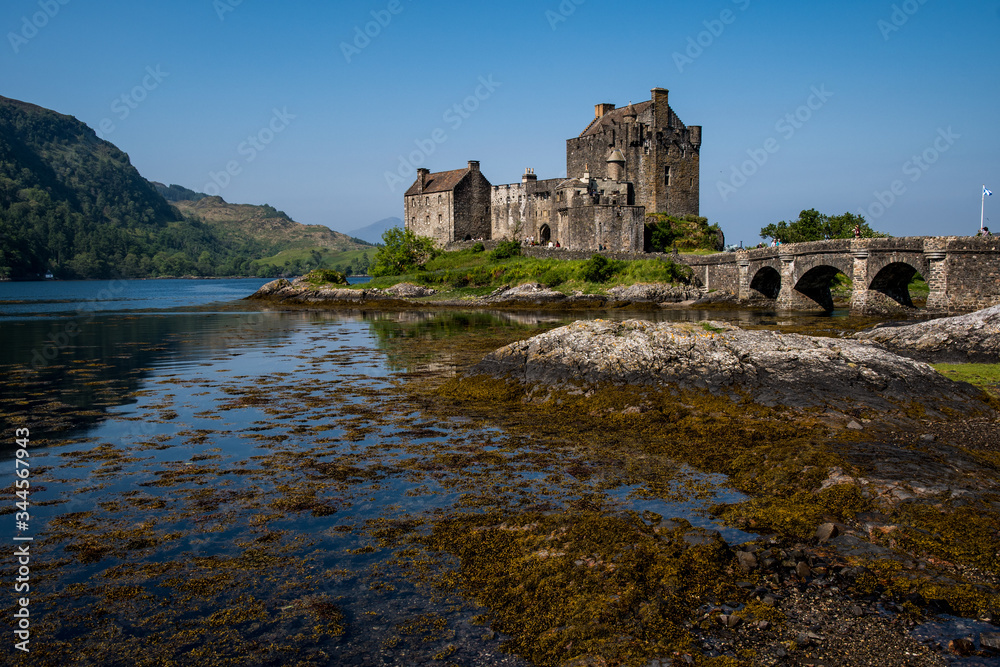 La bassa marea ai piedi di un favoloso castello