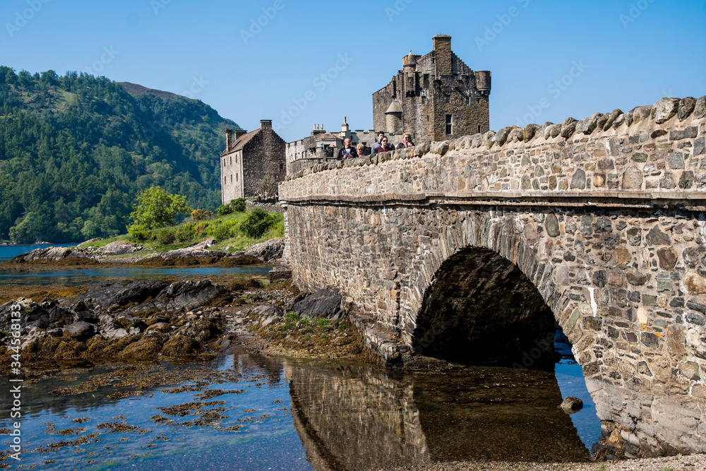 Vista dal ponte del castello di Eilan Donan in Scozia