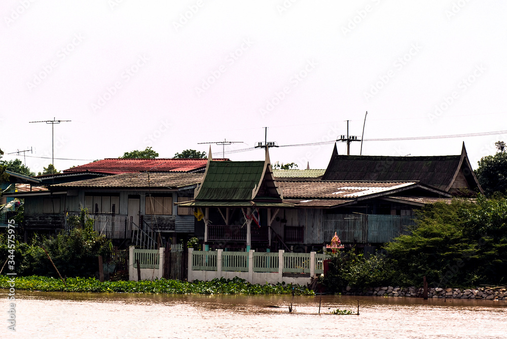 Life and houses along the river