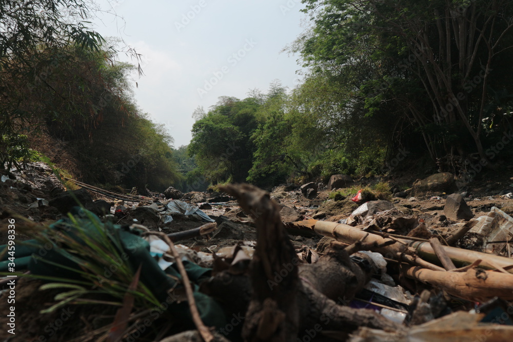 Obraz premium garbage in the river