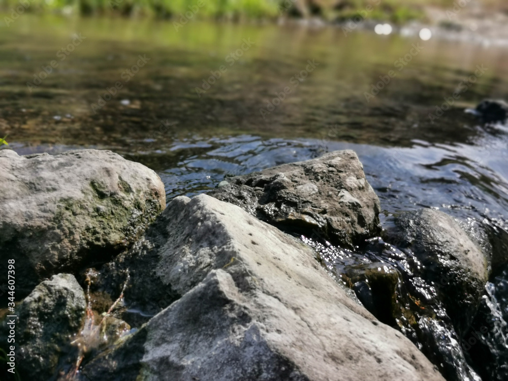 piedra en el rio