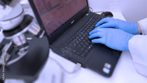 Traducir del: inglés
567/5000
Scientist working on his laboratory computer photo