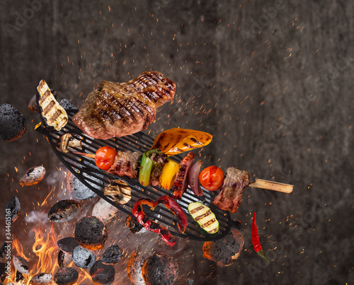 Kettle grill with hot briqu...