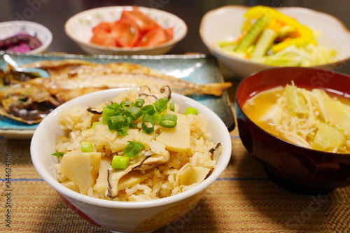 日本の伝統的な料理 たけのこご飯