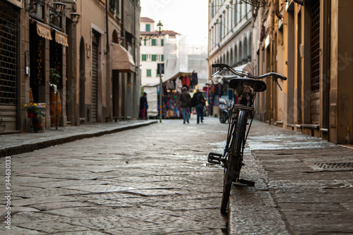 Fototapeta Naklejka Na Ścianę i Meble -  Old bicycle in an Italian street