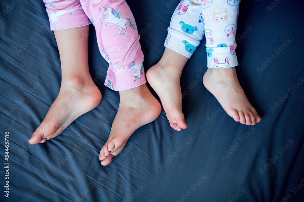 Foot телеграм. Ступни детей в кровати. Детская нога. Ноги на кровати с ребенком. Feet дети.