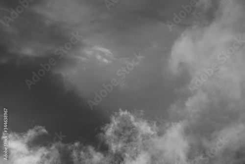 Grauer Wolken Himmel nach einem Regen Schauer im April