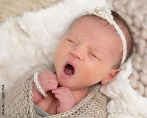 Fotografía newborn baby yawning
