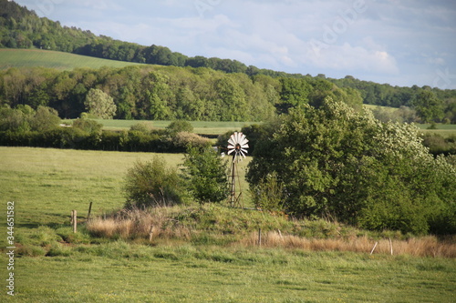 Eolienne hélice pour puiser de l'eau dans une prairie pour les vaches