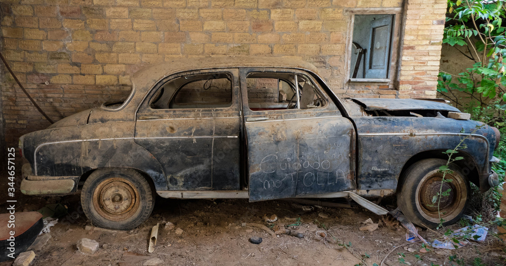 Naklejka premium old abandoned car