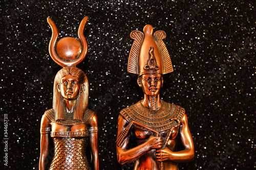Cuadro en lienzo Pharaoh Tutankhamun with the goddess ISIS on a black background