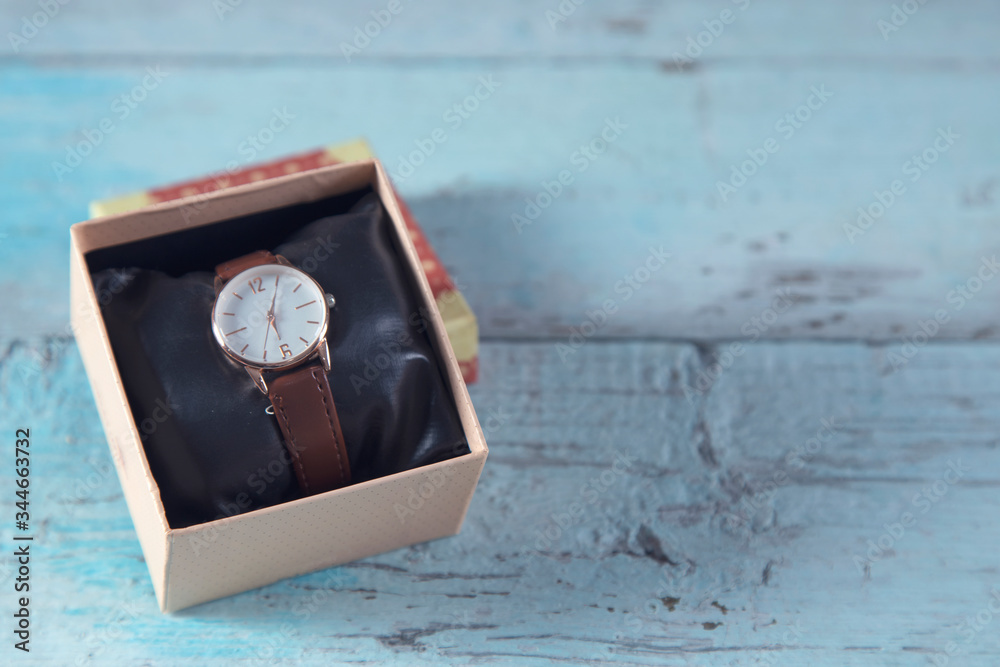 Naklejka premium woman watch on box on the table