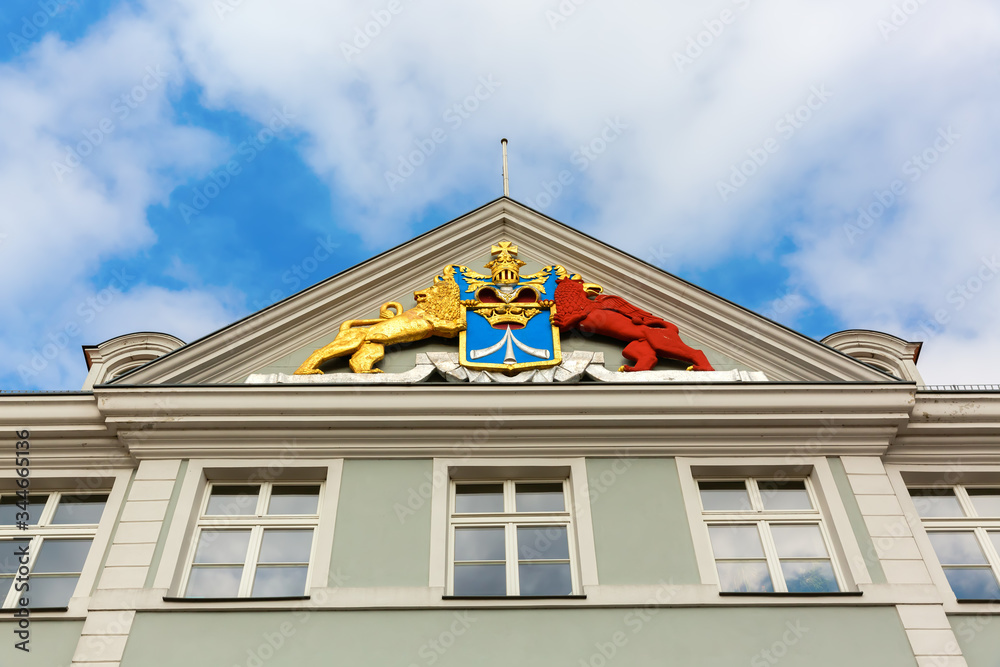 Obraz premium golden crest at a gable of a historic building in Stralsund, Germany