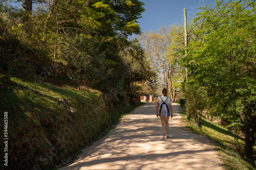 Chica caminando 