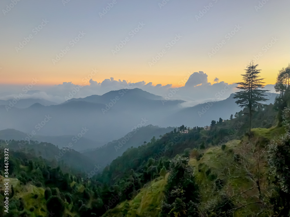 Obraz premium sunrise in the mountains Kanatal Dhanaulti Uttarakhand india 