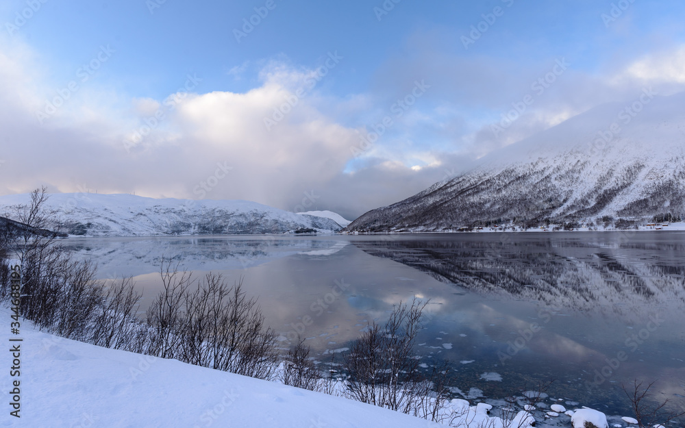 Simetria :  Paisaje de fiordos noruegos en invierno en la provincia de Tromso, Nordland, Noruega

