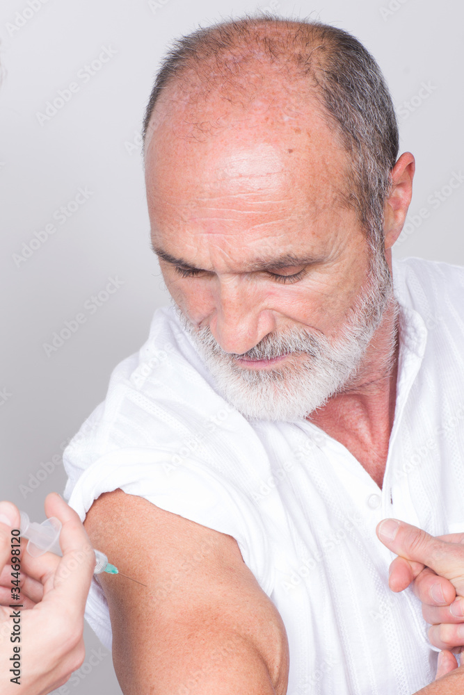 Obraz premium Elderly senior gets a vaccine in times of coronavirus