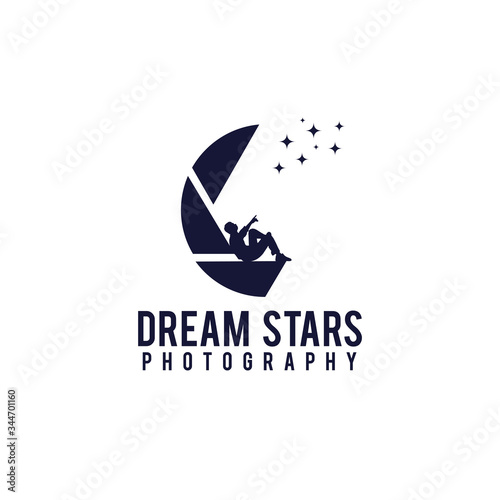 Photography company logo design with using man is sitting on the aperture while pointing the stars