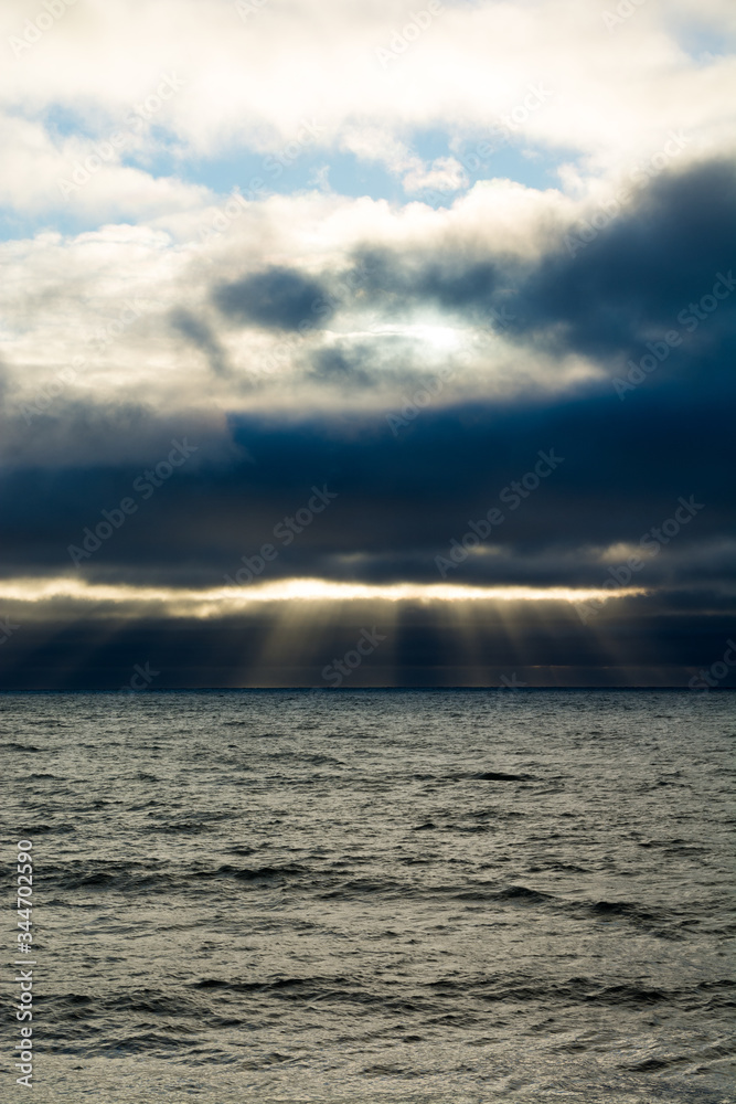 夕暮れの海と光芒