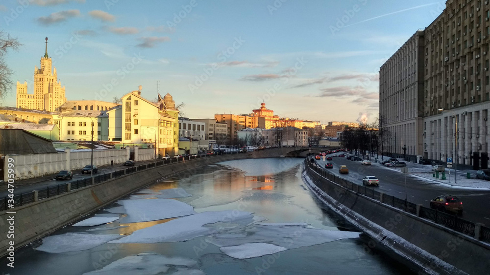 Obraz premium Winter sunset in Moscow. City landscape of evening Moscow. View of the Yauzu River. 