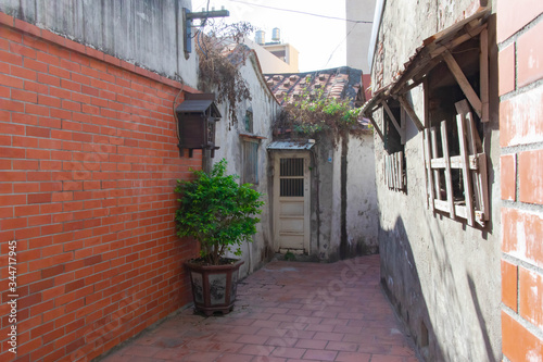 Fototapeta Naklejka Na Ścianę i Meble -  入り組んだ路地裏にある住宅の小さな白い扉